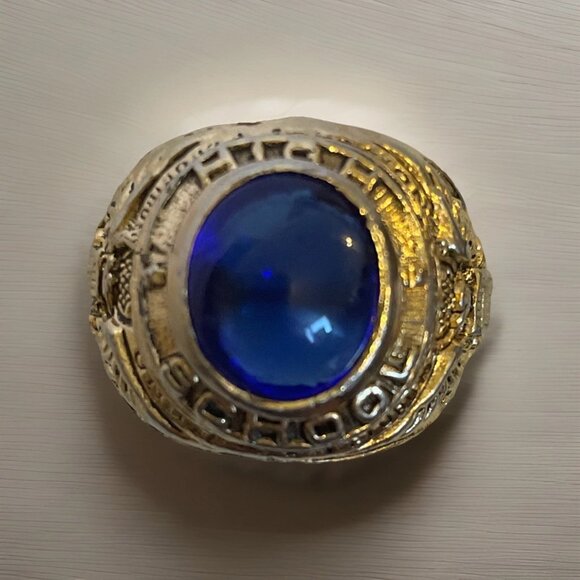Uncas Size 9 High School Ring Blue Stone Side Crests Generic no yr or school - Picture 1 of 9